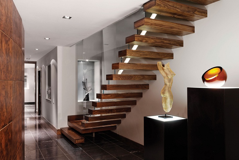 Konzolové schodiště s dřevěnými schody