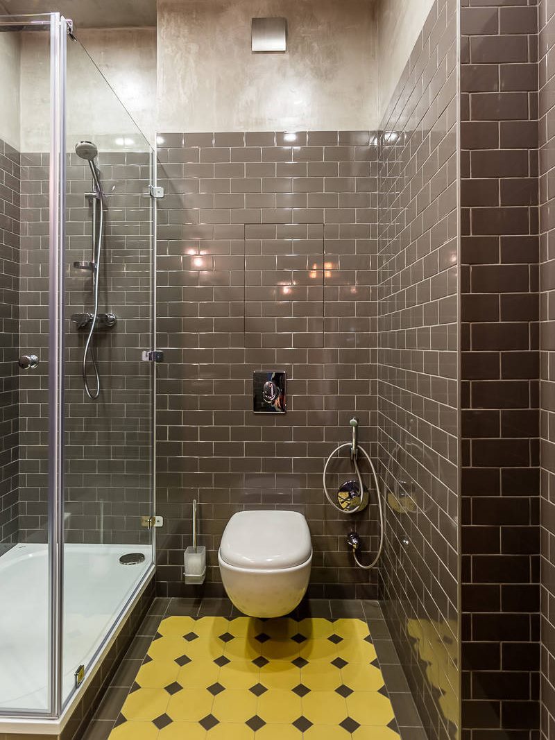 Bruine keramische tegels op de badkamermuur
