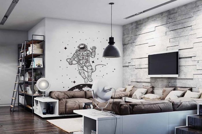Uz dzīvojamās istabas sienas uzzīmēts astronauts
