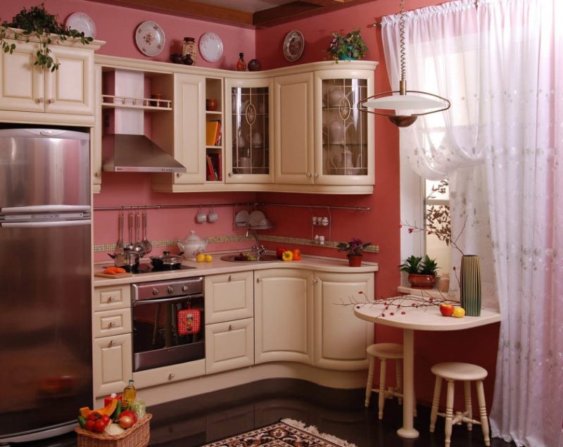 Skaista stūra virtuve klasiskā stilā