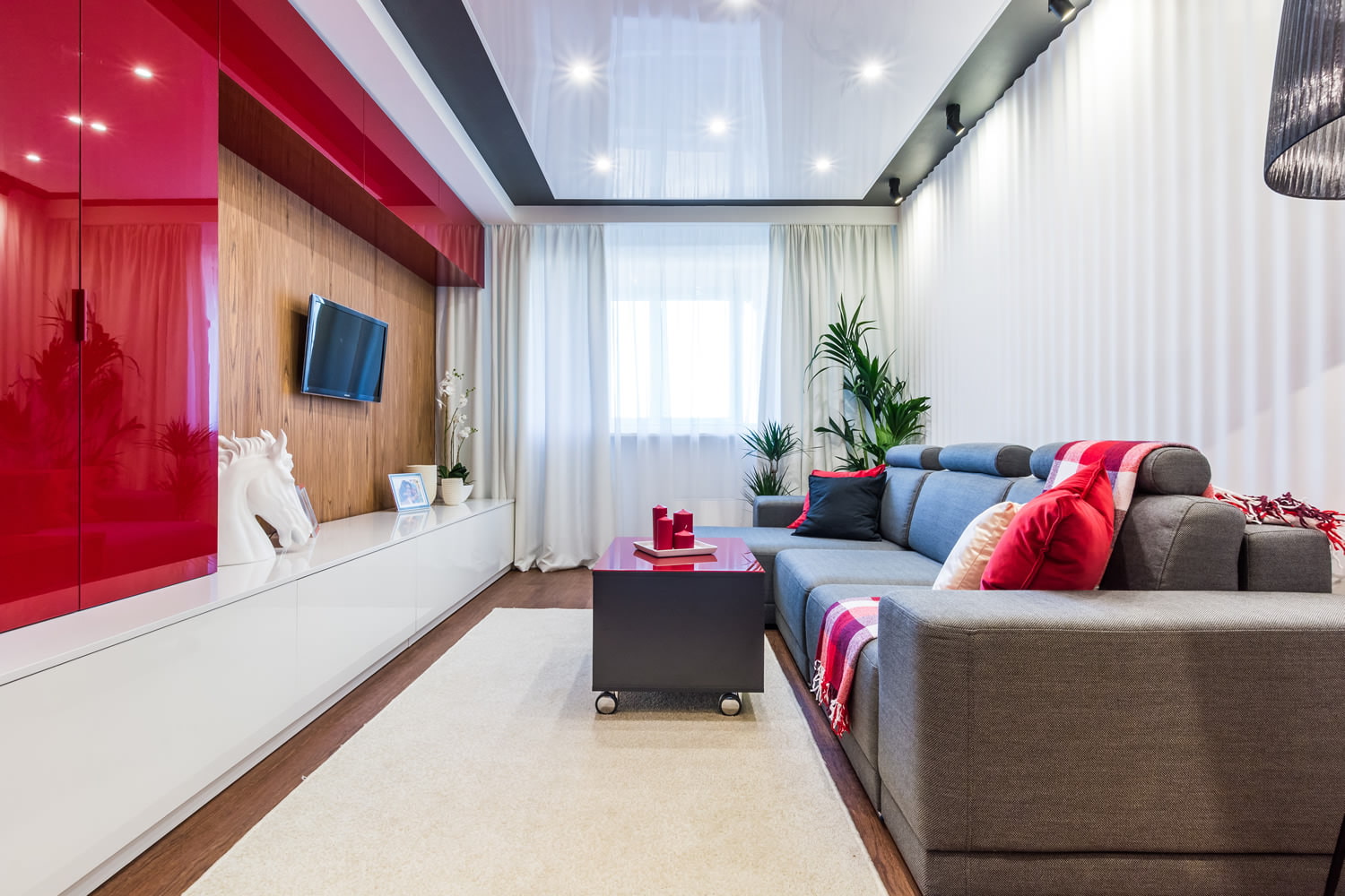 Rode en witte muur in een smalle woonkamer