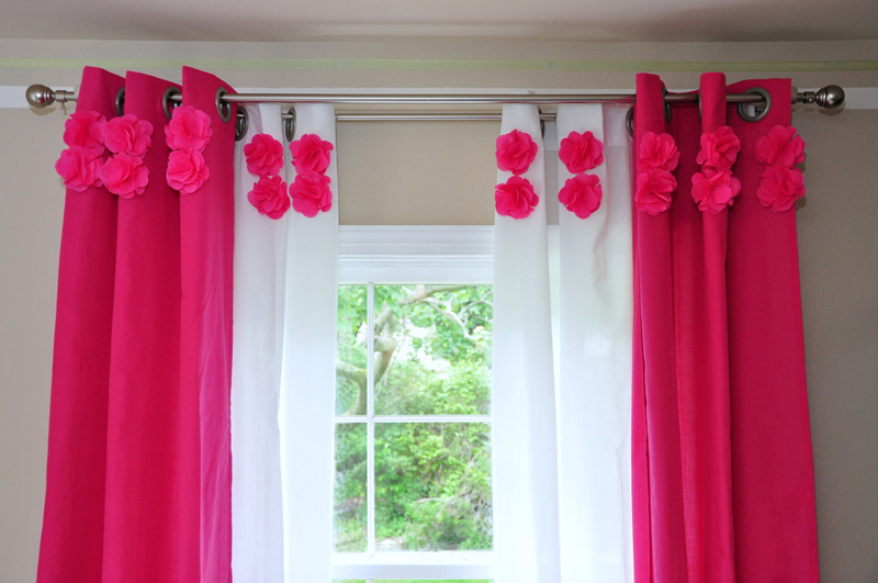 Flori roșii pe un tul alb în holul unei case private
