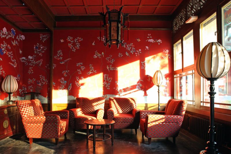 Tapet roșu într-o cameră de zi în stil chinezesc