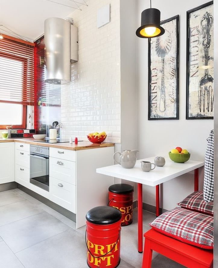 Culoare roșie în interiorul unei bucătării moderne