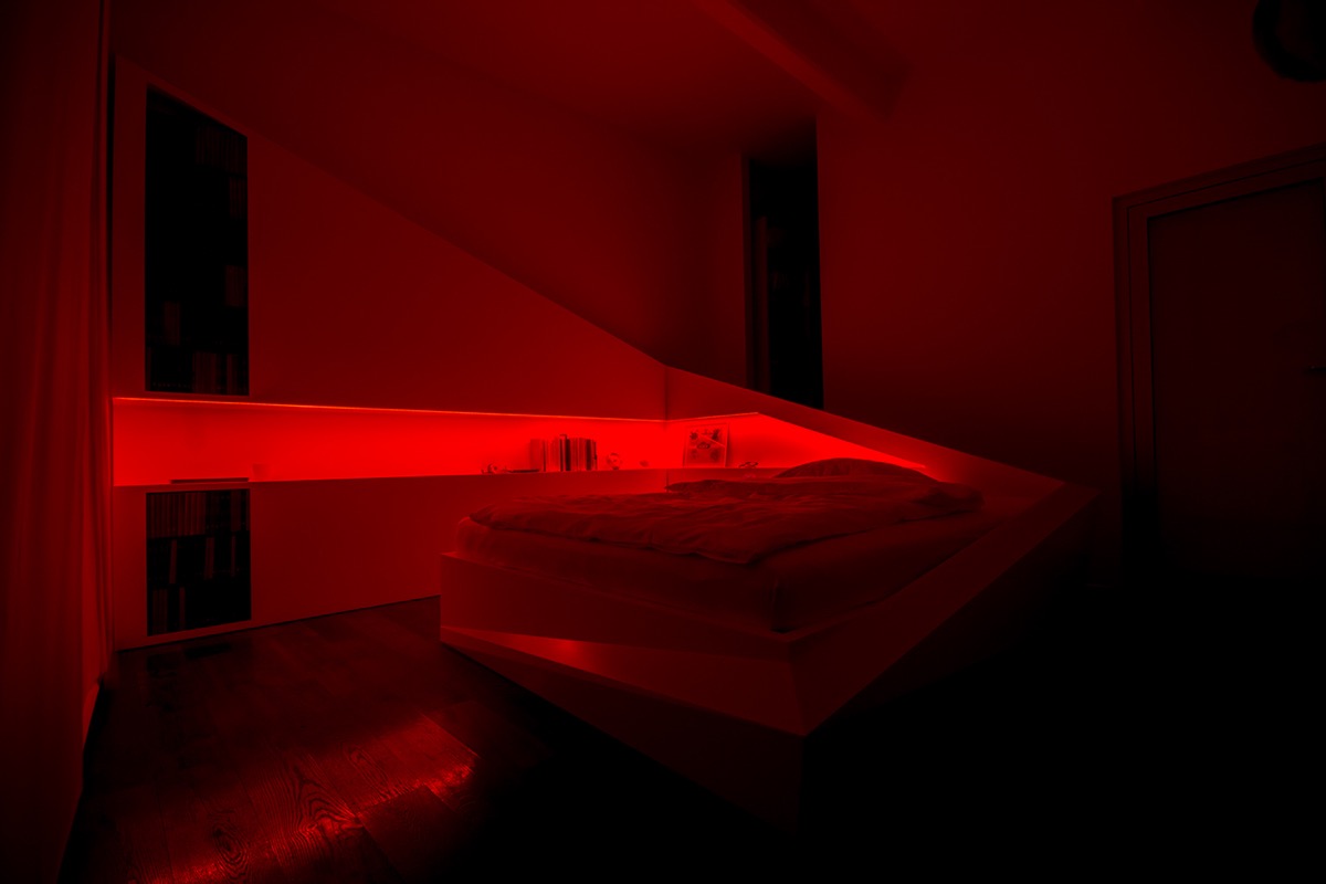 Lampu merah di dalam bilik tidur