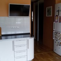 Ușă de bucătărie într-un apartament cu două camere