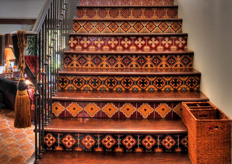 Marocké mozaikové dřevěné schodiště
