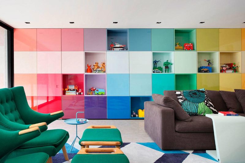 Modulinė siena iš spalvotų kubelių gyvenamajame kambaryje