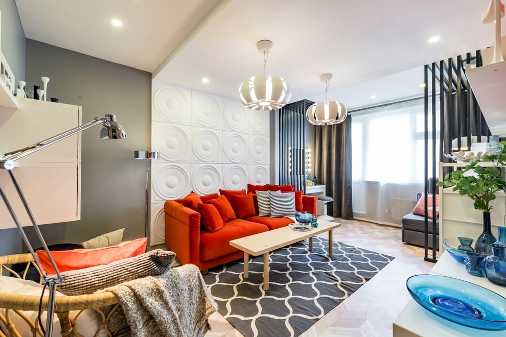 Raudona sofa modernaus gyvenamojo kambario interjero dizaine