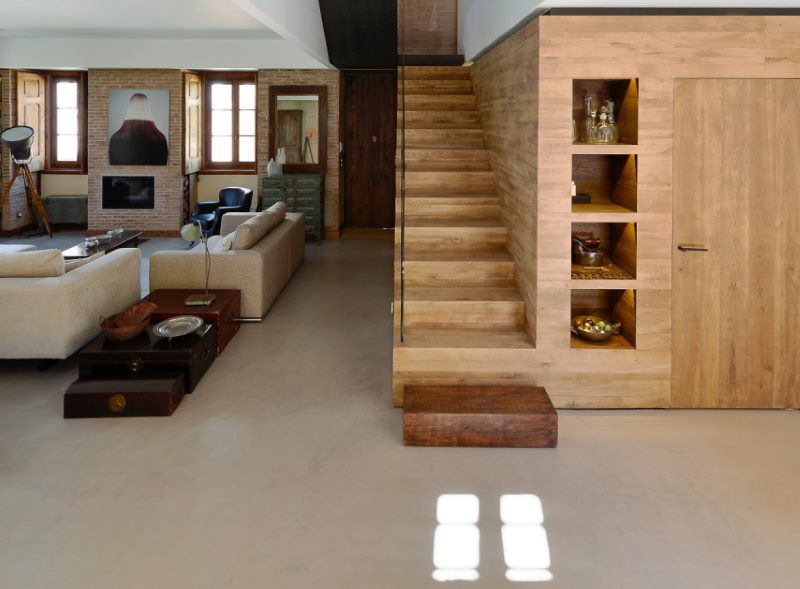Mediniai laiptai ant baltų keraminių grindų
