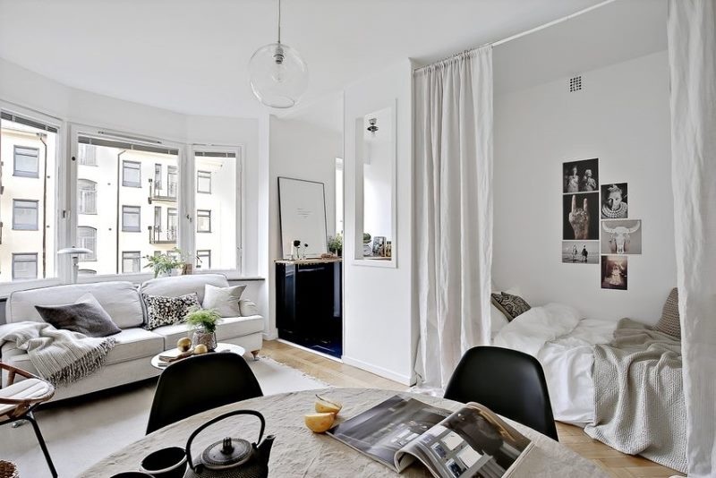 Stoffen scheidingswand in appartement in Scandinavische stijl