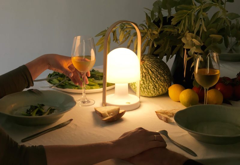 Mică lampă portabilă pe masa festivă