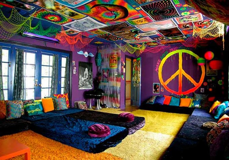 Living modern kitsch cu afișe pe tavan.