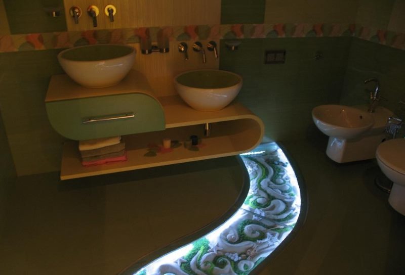 Decoratieve vloerverlichting in het interieur van de badkamer