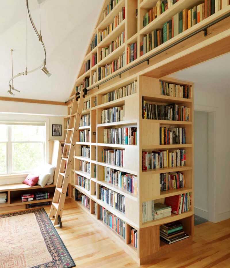 Ladder en hoge boekenkast
