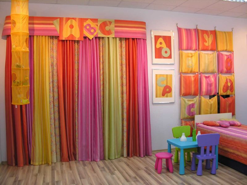 Světlé barevné závěsy v interiéru dětského pokoje