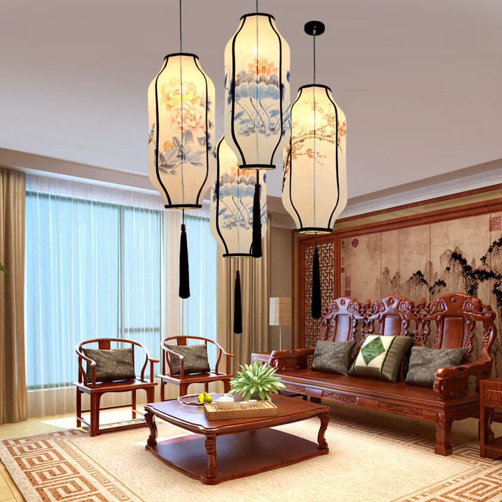 Závěsná světla na stropě v čínském obývacím pokoji