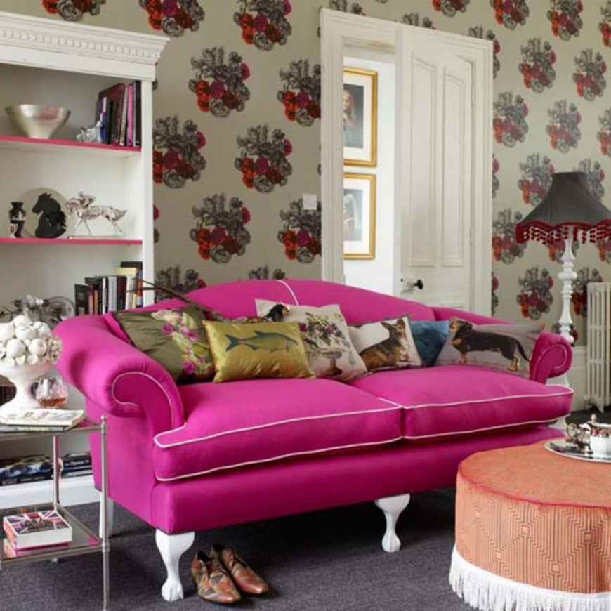 Sofa klasik dengan upholsteri merah jambu
