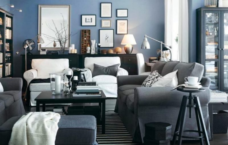 Interiér obývacího pokoje v odstínech šedé a modré