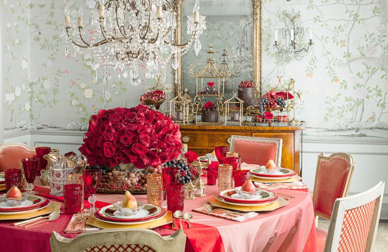 Slavnostní dekorace stolu v červené barvě