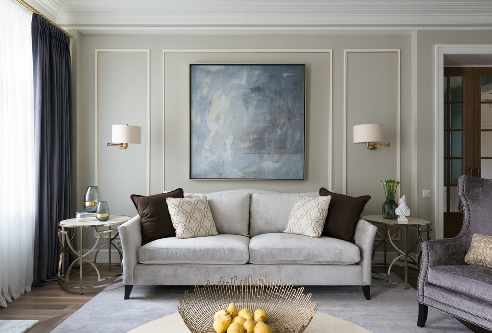 Klasický design obývacího pokoje s šedou pohovkou.
