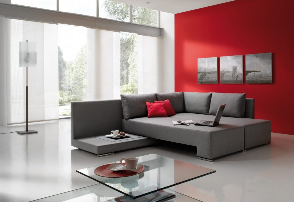 Culoarea roșie ca accent în designul camerei de zi