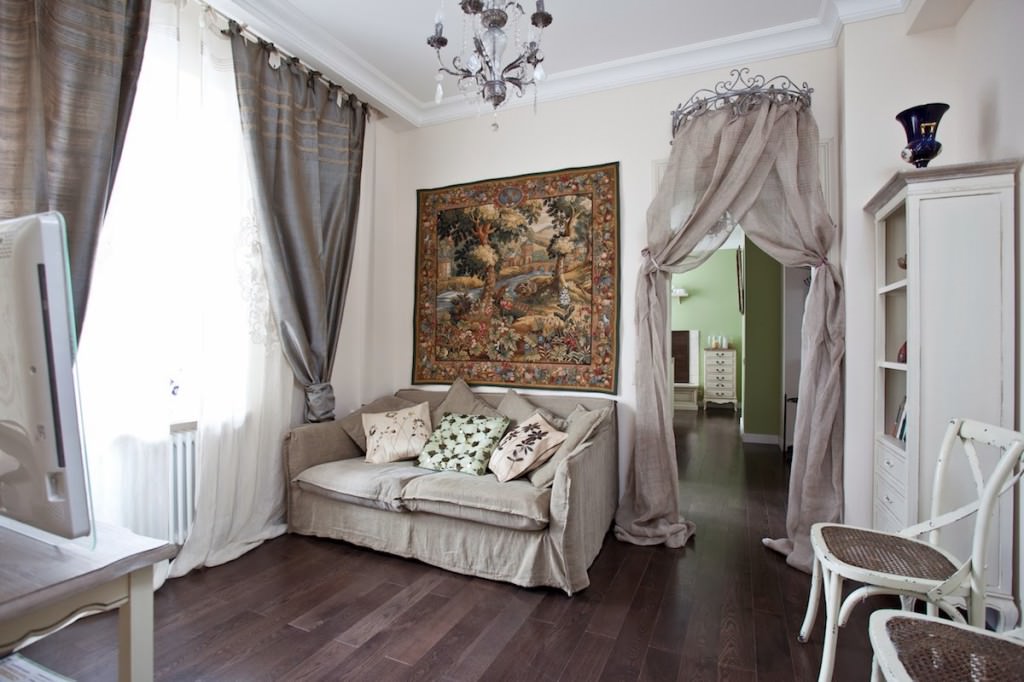 Interiér obývacího pokoje ve stylu Provence s šedou pohovkou.