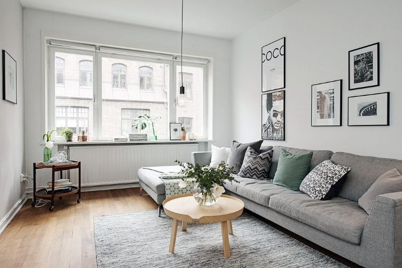 Interiér světlé obývacího pokoje ve skandinávském stylu