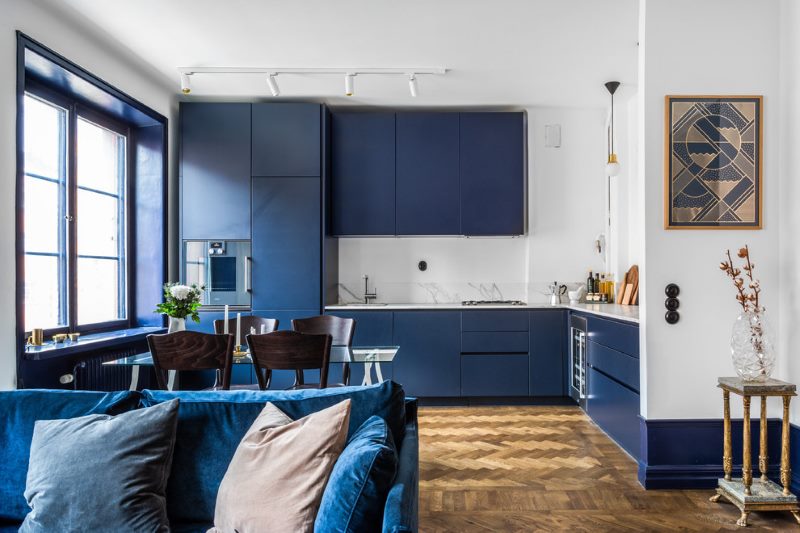 Het interieur van de keuken-woonkamer in blauw en wit