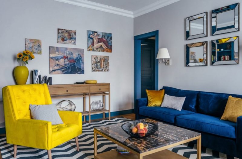 Gele lounge stoel met blauwe bank