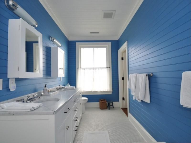 Modré panely na stěně koupelny v soukromém domě
