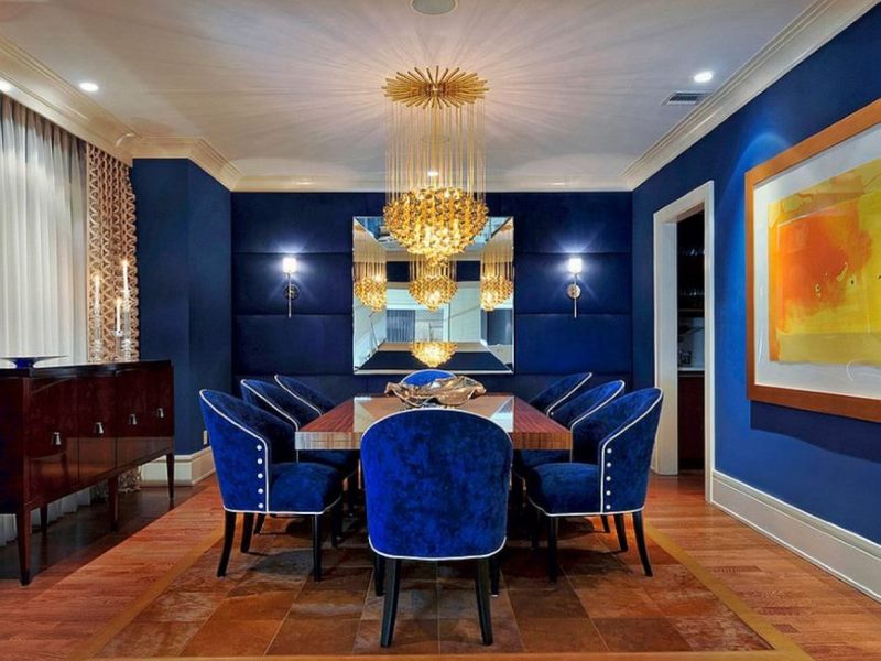 Kerusi berhias dengan kain pelekat biru di ruang makan ruang tamu