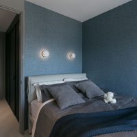 Kertas dinding tekstil biru di dinding bilik tidur