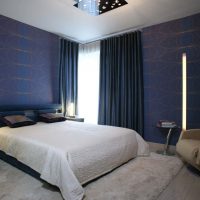 Perdele albastre într-un dormitor modern
