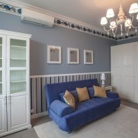 Modrý kryt na pohovce v obývacím pokoji