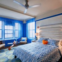Cuvertură colorată în dormitor