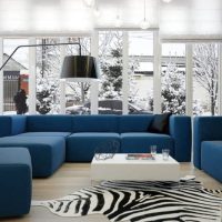 Modré čalouněné pohovky v obývacím pokoji