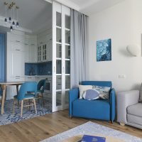 Modrá barva v interiéru obývacího pokoje v kuchyni