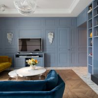 Design obývacího pokoje se dvěma pohovkami v různých barvách