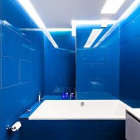 Blauwe tegel op de badkamer muur