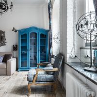 Modrá skříňka se skleněnými dveřmi