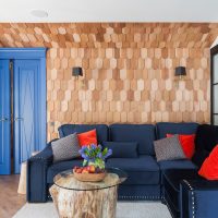 Dřevěná prkna na stěně obývacího pokoje