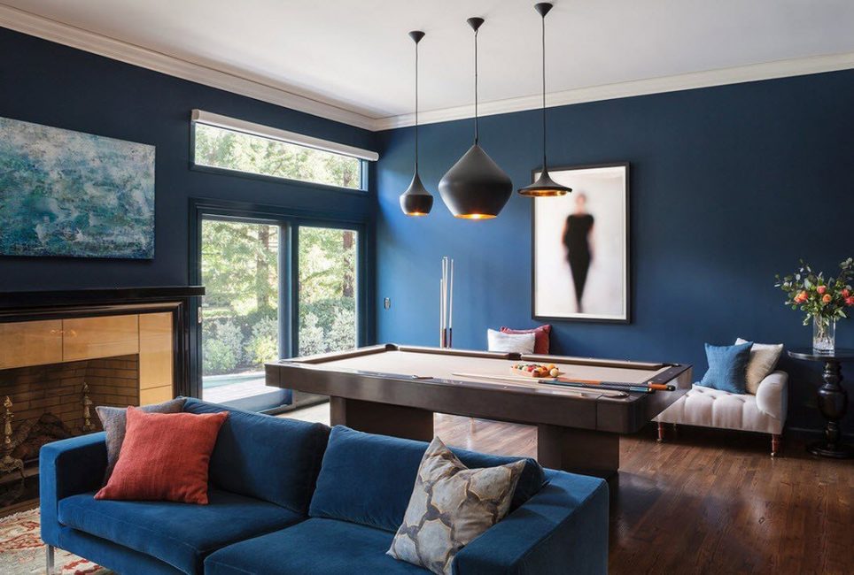 Biljarttafel in een kamer met blauwe muren.