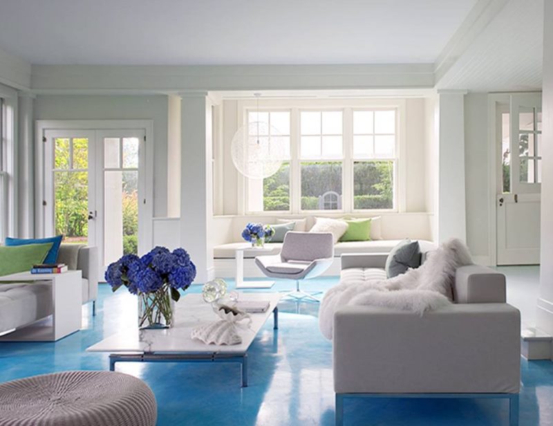 Lantai biru muda di ruang tamu moden sebuah rumah persendirian