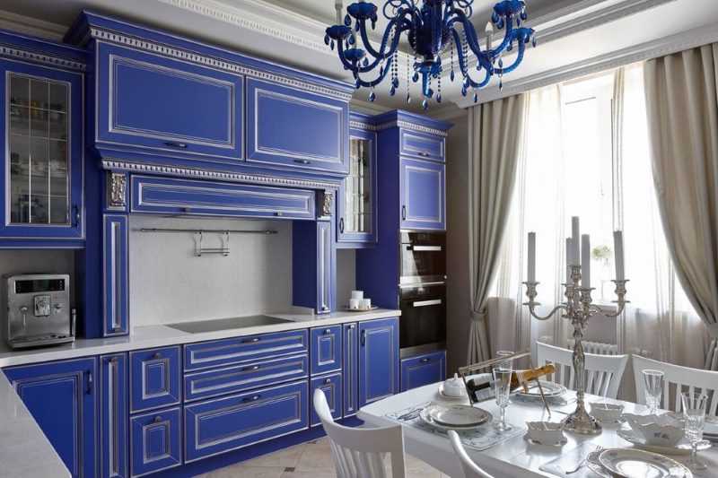 Lineární kuchyně s modrým nábytkem