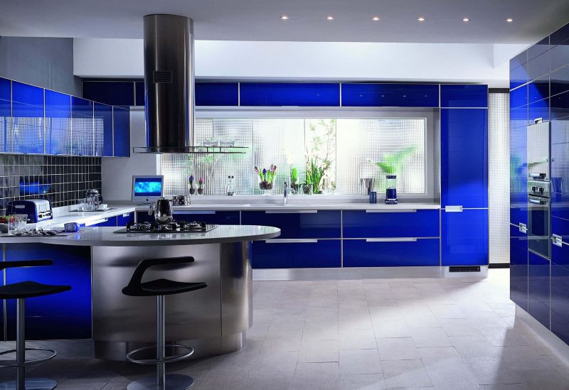 Augstas tehnoloģijas zilas virtuves dizains