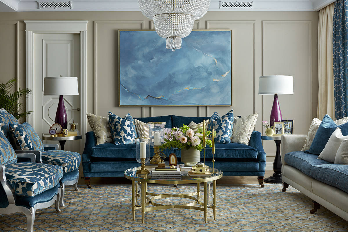 Pohovka s modrým potahem v obývacím pokoji