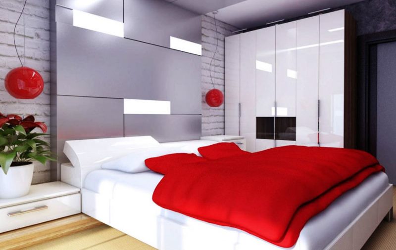Sarkanas gultas pārklājs gultā modernā dzīvoklī