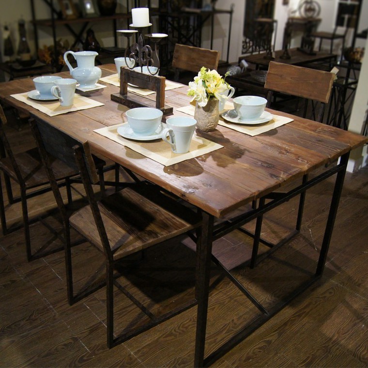Minimalistický dřevěný jídelní stůl