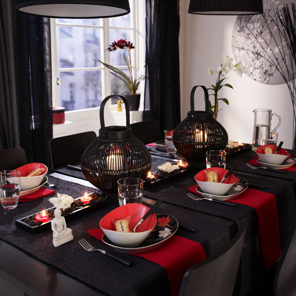 Lumânări parfumate pe masă într-un stil minimalist.